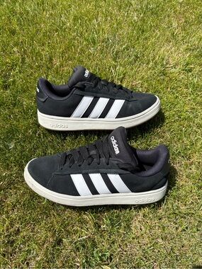 Adidas Men’s Black & White Court-Style Sneakers • Size 10.5